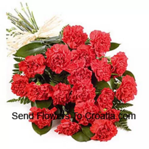 مجموعة جميلة من 25 وردة حمراء مع ملء الموسمية