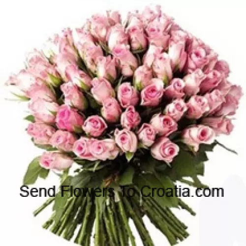 Букет из 75 розовых роз с сезонными наполнителями
