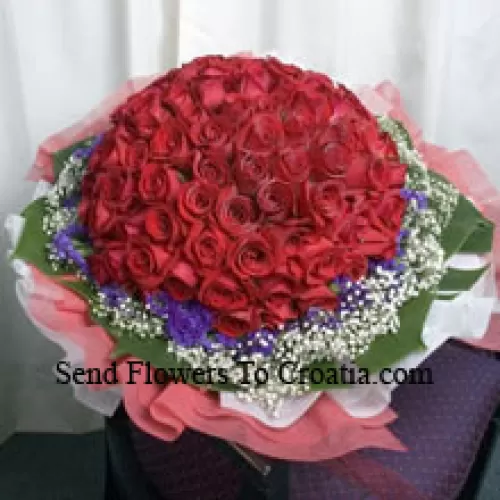 Букет из 101 красной розы с наполнителями