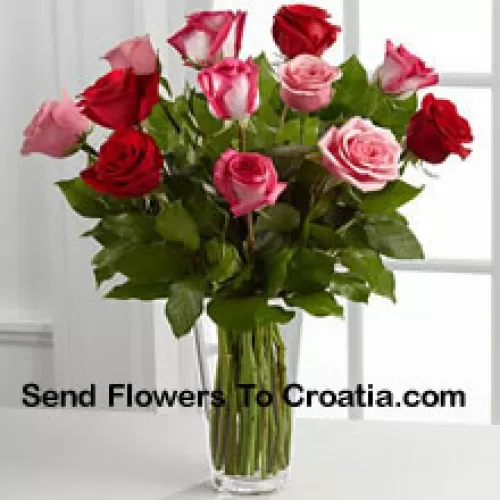 5 Rose Rosse, 4 Rose Rosa e 4 Rose Bicolore con Riempitivi Stagionali in un Vaso di Vetro
