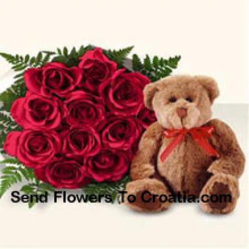 11 Rote Rosen mit niedlichem braunen Teddy